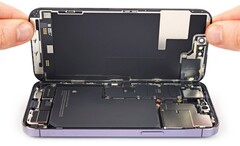 Den Akku eines Smartphones zu tauschen gestaltet sich für Endverbraucher oft schwierig. (Bild: iFixit)