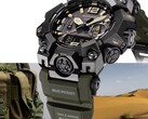 Nahaufnahme der Casio G-Shock Mudmaster GWG-B1000-1A3 mit schwarzem Gehäuse, beigen Zifferblattakzenten, olivgrünem Armband und robusten Schutzvorrichtungen vor dem Hintergrund von Militärausrüstung und einer Wüstenlandschaft