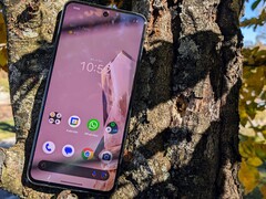 Das Google Pixel 8 überzeugt mit einem hellen 120 Hz OLED-Display.