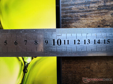 Schmale seitliche Einfassungen mit dickeren oberen und unteren Einfassungen