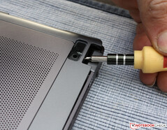 Denn die markierte Platte in der Mitte ist nicht die Wartungsklappe. Der komplette Unterboden wird abgehoben.