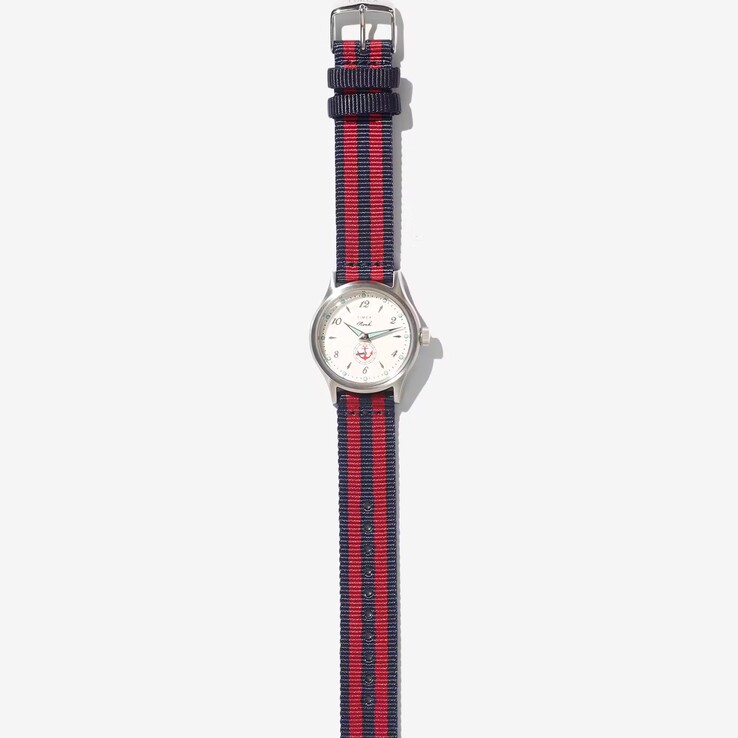 Noah x Timex MK1 Anchor mit silberfarbenem 36-mm-Gehäuse, cremefarbenem Zifferblatt, Anker-Motiv und marineblau-rot gestreiftem Textilarmband