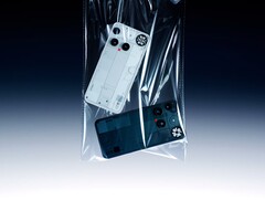 Die neuen Smartphones in einem Plastiksack? Auch das Marketingmaterial des Nothing Phone 3 ist teils recht eigenwillig gewählt. (Bildquelle: Nothing)