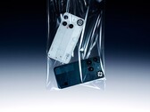 Die neuen Smartphones in einem Plastiksack? Auch das Marketingmaterial des Nothing Phone 3 ist teils recht eigenwillig gewählt. (Bildquelle: Nothing)