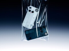 Die neuen Smartphones in einem Plastiksack? Auch das Marketingmaterial des Nothing Phone 3 ist teils recht eigenwillig gewählt. (Bildquelle: Nothing)