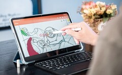 Das Oukitel OT5 wird mit einer Tastaturhülle und einem Stylus angeboten. (Bild: GSMArena)