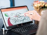 Das Oukitel OT5 wird mit einer Tastaturhülle und einem Stylus angeboten. (Bild: GSMArena)