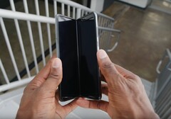 Das neue Samsung Galaxy Fold findet sich nach der Reparatur bei den Youtube-Channels Unbox Therapy und MKBHD zum Hands-On ein.