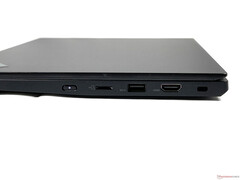 Rechts: Ein-/Ausschaltknopf, microSD-Kartenleser, USB-A 3.2 Gen1 (Powered), HDMI 2.0, Sicherheitsschloss-Vorrichtung