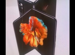 Fakt oder Fake? Ein im Netz kursierendes Poster soll erstmals das Mi Mix Fold von Xiaomi zeigen und verrät auch einige Features.