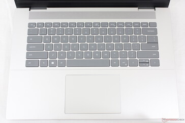 Die Tastatur ist identisch mit dem Vorjahresmodell, während das Clickpad einige optische Verbesserungen erfahren hat
