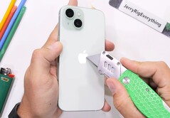 Das Apple iPhone 15 übersteht den Durability-Test von JerryRigEverything. (Bild: JerryRigEverything)