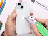 Das Apple iPhone 15 übersteht den Durability-Test von JerryRigEverything. (Bild: JerryRigEverything)