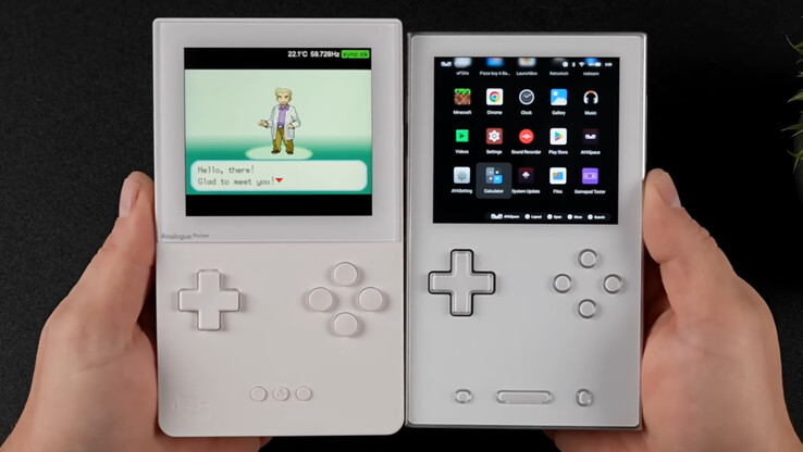 Der Ayaneo Pocket Vert (rechts) neben dem Analogue Pocket – einem FPGA-Handheld für Spiele bis hin zum GBA, der die gleiche Auflösung bietet. (Bildquelle: ETA Prime)