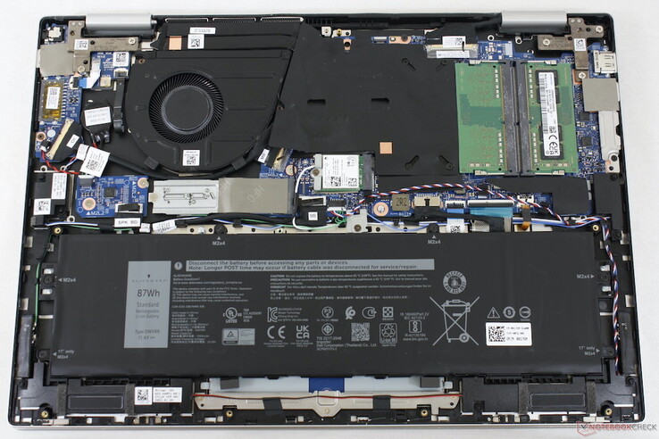 Im Gegensatz zu vielen modernen Convertibles besitzt das Dell Inspiron 16 zwei leicht zugängliche RAM-Slots (Bild: Notebookcheck)