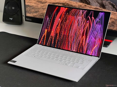 Dell XPS 14 2024 im Test - Multimedia-Laptop mit der langsamsten RTX 4050 Laptop der Welt