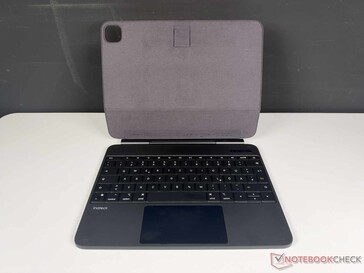 Inateck NeoMagic ohne iPad im aufgeklappten Zustand von vorne...