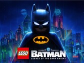 LEGO Batman steht in seiner klassischen Ausrüstung vor der verregneten Skyline von Gotham City.