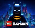 LEGO Batman steht in seiner klassischen Ausrüstung vor der verregneten Skyline von Gotham City.