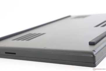 Die Bodenplatte lässt sich mithilfe eines T5-Torx-Schraubenziehers leicht entfernen