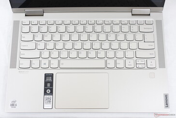 Gleiches Tastaturlayout wie beim Yoga C940 - abgesehen von den Lautsprechern entlang den Seiten