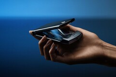 Bald ist es zumindest in den USA tatsächlich zu haben: Das faltbare Motorola Razr 2019 im Klapphandy-Format.