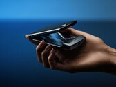 Bald ist es zumindest in den USA tatsächlich zu haben: Das faltbare Motorola Razr 2019 im Klapphandy-Format.