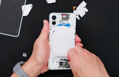 Das Nothing Phone (1) sieht im Inneren aus wie ein herkömmliches Mittelklasse-Smartphone. (Bild: Dave2D)