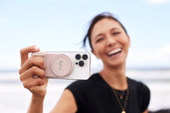 Der SnapGrip erweitert das iPhone um einen ergonomischen Handgriff samt Kamera-Auslöser. (Bild: ShiftCam)