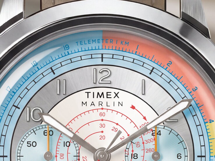 Nahaufnahme des Zifferblatts des Timex Marlin Neo Classic Chronographen mit blauer Telemeterskala, roter Tachymeterskala und zwei Hilfszifferblättern