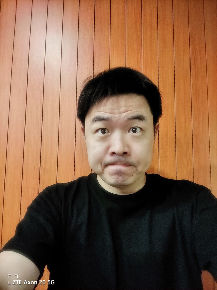 Das erste offizielle Selfie mit der versteckten Selfie-Cam des ZTE Axon 20 5G.