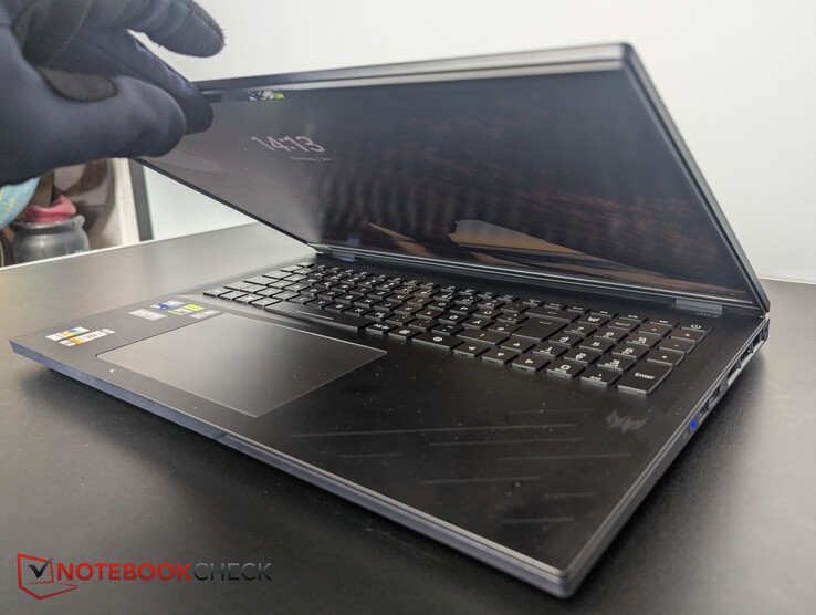 Bereits bei diesem Winkel klappt der Deckel des Helios 18 AI selbständig zu