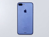 Ein Dummy-Modell in Blau soll suggerieren, Apple könnte im Herbst eine neue Farboption bieten.