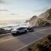 Der neue Ford Explorer Collection kombiniert die exklusive Lackierung in Cactus Grey mit einem erstarkten LFP-Akku und bringt eine vollwertige 230-Volt-Steckdose direkt in den Kofferraum.