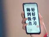 Das erste Handy mit ausgestanztem Loch für die Selfie-Cam zeigt sich vorab in einer TV-Show aus China.