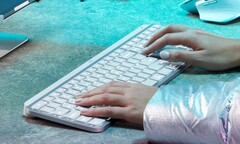 Die Logitech MX Keys S Tastatur bietet eine intelligente Hintergrundbeleuchtung, die sich aktiviert, sobald sich Hände nähern. (Bild: WinFuture)