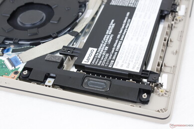 Stereo-(2x 1,5 W)-Lautsprecher in den vorderen Ecken