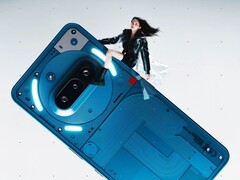 Das abgebildete Nothing Phone (3a) wurde in Blau, Weiß und Schwarz angeboten.