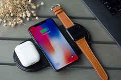 Mit Plux kann man eine AirPower-Alternative mit Kickstand deutlich günstiger als bei Apple erwerben.