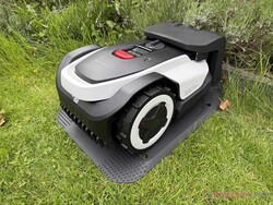 Roborock RockNeo Q105 in seiner Ladestation.