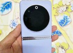 Tecno verbaut zwei Kameras und ein kleines Zweitdisplay in ein rundes Kameramodul. (Bild: Whylab, Weibo)