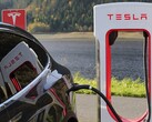 Lade-Horror im Urlaub: Lange Tesla E-Auto-Schlange vor Supercharger in Kroatien.