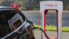 Lade-Horror im Urlaub: Lange Tesla E-Auto-Schlange vor Supercharger in Kroatien.