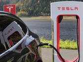 Lade-Horror im Urlaub: Lange Tesla E-Auto-Schlange vor Supercharger in Kroatien.