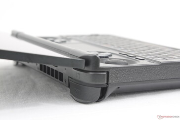 Der Deckel lässt sich fast vollständig auf 180 Grad öffnen. Das Scharnier ist steif und wackelt nicht.