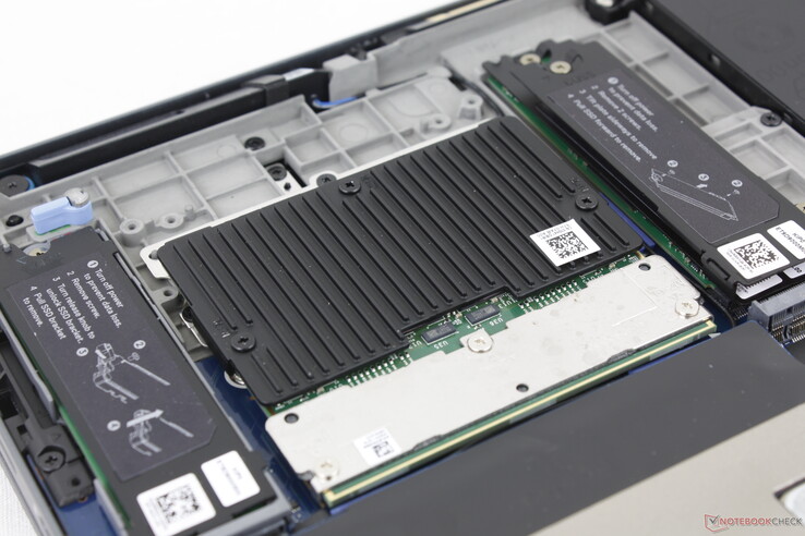 Das CAMM2-RAM-Modul befindet sich zwischen den beiden SSD-Steckplätzen