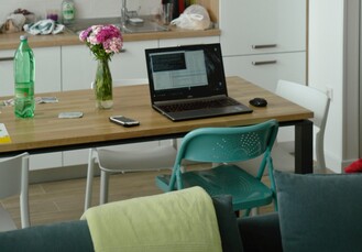Wenn der Raum ruhig ist, kann auch ein Küchentisch der Arbeitsplatz sein (Bildquelle: Nikola Balic von Unsplash)