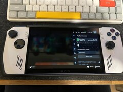 Das modifizierte ASUS ROG Ally Z1 Extreme mit SteamOS, das eine prognostizierte Akkulaufzeit von über 8 Stunden bei 92% Ladung erreicht. (Bildquelle: u/BetweenInkandPaper via Reddit)