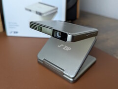 Aurzen ZIP Tri-Fold Projector im Praxistest: Der immer-dabei-Beamer für alle Zwecke?
