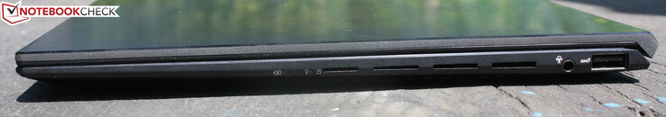 Rechts: CardReader microSD, Audio-Combo-Port, USB 3.0 Type-A